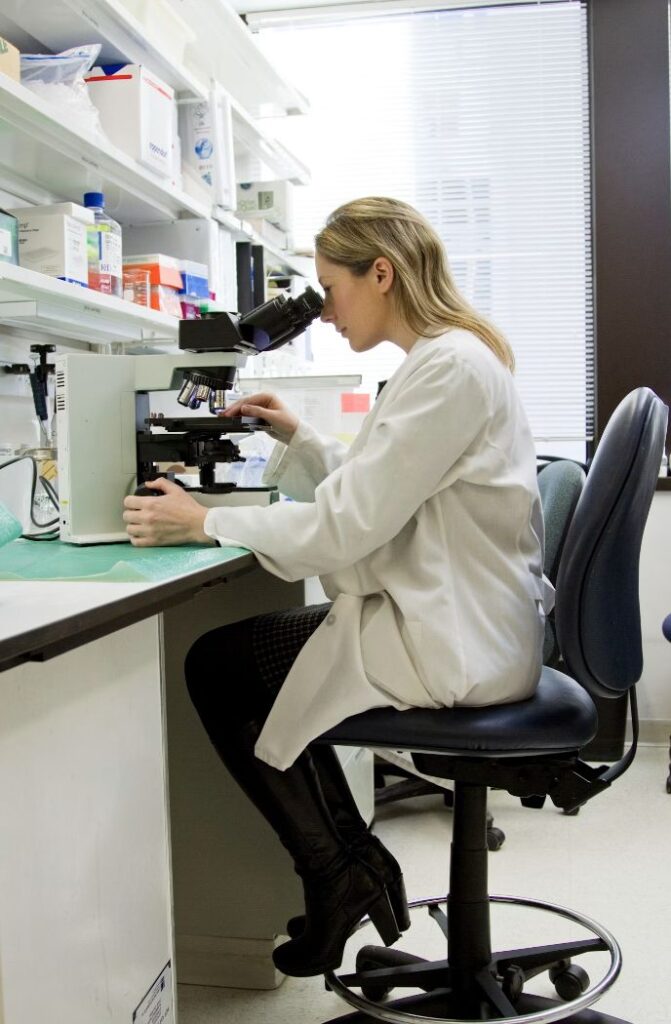 Equip tècnic treballant amb mostres en laboratori